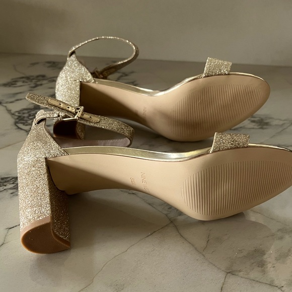 NWOT Nine West open-toe dress sandal in sparkly gold. SZ 8.5 M - Picture 3 of 4